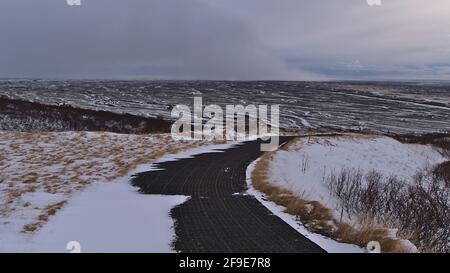 Wanderweg im Skaftafell Nationalpark im Süden Islands mit herrlichem Panoramablick über die karge Landschaft von Öræfasveit in der Wintersaison. Stockfoto