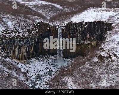 Atemberaubende Aussicht auf den berühmten Wasserfall Svartifoss (schwarze Kaskade), umgeben von vulkanischen Basaltsäulen im Skaftafell-Nationalpark im Süden Islands. Stockfoto