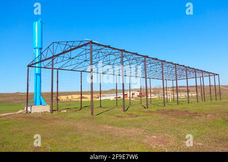 Metallstruktur des Gewächshauses . Alte verlassene Farm Stockfoto