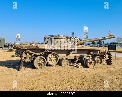 T-72 sowjetische/russische Hauptkampfpanzer, die erstmals 1971 in Produktion gingen - Baku, Aserbaidschan, 04-16-2021 Stockfoto