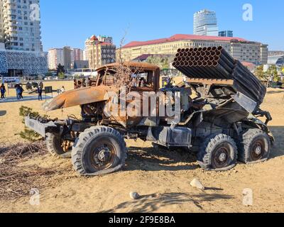 BM-21 Grad sowjetischer 122-mm-Mehrfach-Raketenwerfer mit LKW - Baku, Aserbaidschan, 04-16-2021 Stockfoto