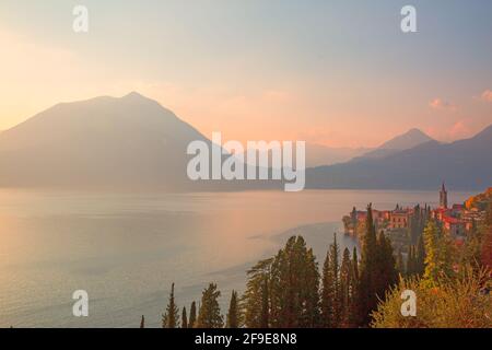 See in Italien, schöner Panoramablick. Berge im Hintergrund. Stockfoto