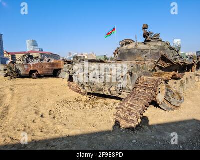 T-72 sowjetischer russischer Hauptkampfpanzer, zerstört - Baku, Aserbaidschan, 04-16-2021 Stockfoto