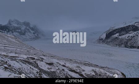 Atemberaubende Aussicht auf den oberen Teil des majestätischen Skaftafellsjökull-Gletschers und die Vatnajökull-Eiskappe, umgeben von zerklüfteten schneebedeckten Bergen in Skaftafell. Stockfoto