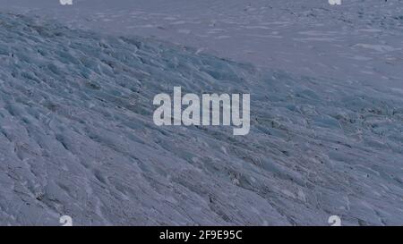 Luftaufnahme des majestätischen Skaftafellsjökull, eines Auslaufgletschers von Vatnajökull, im Skaftafell-Nationalpark in Südisland in der Nähe der Ringstraße mit Gletscherspalte. Stockfoto