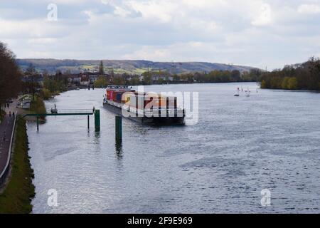 Frachtkahn mit Containern auf der seine in Vernon, Normandie, Frankreich Stockfoto