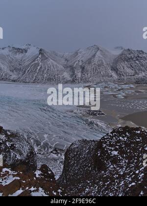 Blick auf den Abbruchrand des Skaftafellsjökull, einem Auslaufgletscher des Vatnajökull, im Skaftafell-Nationalpark in Südisland mit Gletschersee. Stockfoto