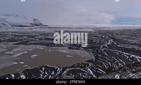 Panoramablick über die Gletscherlagune Skaftafellsjökull mit schwimmenden Eisbergen im Süden Islands im Skaftafell Nationalpark. Stockfoto