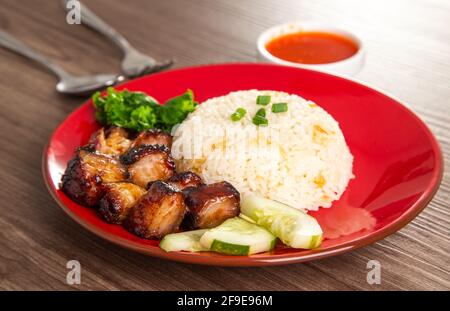 Chinese Sweet BBQ Schweinefleisch wird in einer süßen BBQ-Sauce mariniert und dann geröstet. Stockfoto