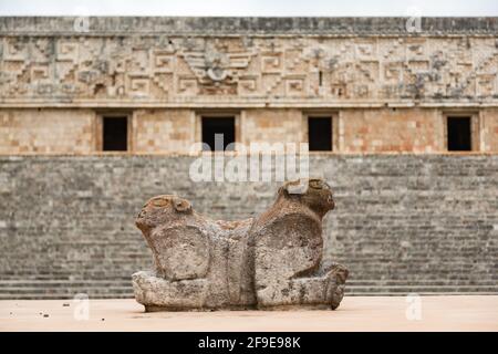 Zweiköpfiger jaguar-Thron vor dem Palast des Gouverneurs der Maya in Uxmal, Yucatan, Mexiko Stockfoto