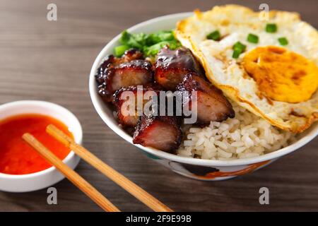 Chinese Sweet BBQ Schweinefleisch wird in einer süßen BBQ-Sauce mariniert und dann geröstet. Stockfoto