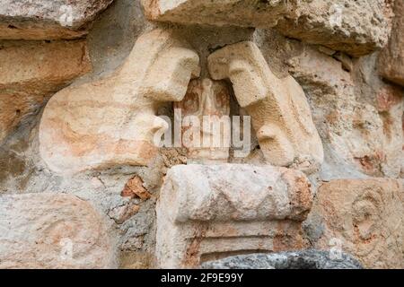 Steinwand an den Maya-Ruinen der Grand Pyramid in Uxmal, Yucatan, Mexiko Stockfoto