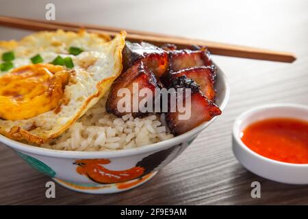 Chinese Sweet BBQ Schweinefleisch wird in einer süßen BBQ-Sauce mariniert und dann geröstet. Stockfoto