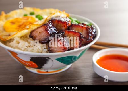 Chinese Sweet BBQ Schweinefleisch wird in einer süßen BBQ-Sauce mariniert und dann geröstet. Stockfoto