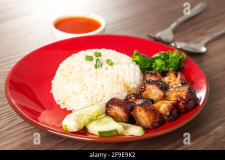 Chinese Sweet BBQ Schweinefleisch wird in einer süßen BBQ-Sauce mariniert und dann geröstet. Stockfoto
