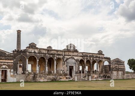 Ruine einer verlassenen Sisal- oder Henequen-Agave-Plantagenfabrik in Hacienda Yaxcopoil, Yucatan, Mexiko Stockfoto