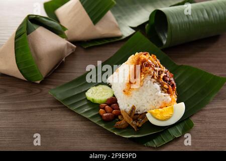 Nasi-Lemak-Packung in Bananenblatt, beliebtes Frühstück in Malaysia Stockfoto