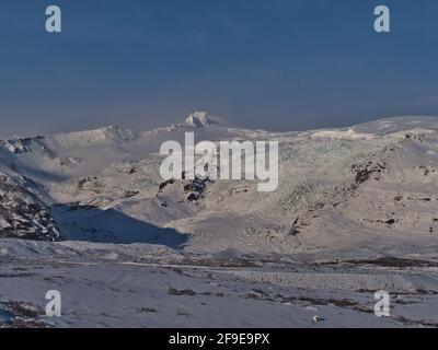 Wunderschöne Aussicht auf den majestätischen schneebedeckten Öræfajökull-Vulkan im Süden Islands mit zerklüfteten Gletschern und dem Hvannadalshnúkur-Gipfel (2110m). Stockfoto