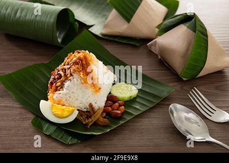 Nasi-Lemak-Packung in Bananenblatt, beliebtes Frühstück in Malaysia Stockfoto