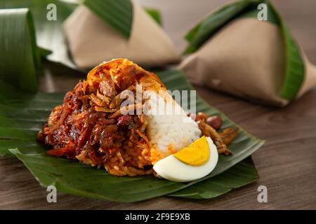Nasi-Lemak-Packung in Bananenblatt, beliebtes Frühstück in Malaysia Stockfoto