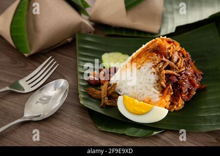 Nasi-Lemak-Packung in Bananenblatt, beliebtes Frühstück in Malaysia Stockfoto