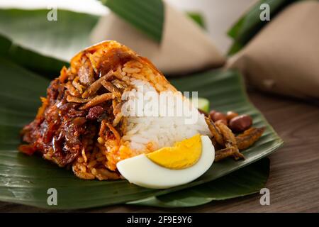 Nasi-Lemak-Packung in Bananenblatt, beliebtes Frühstück in Malaysia Stockfoto