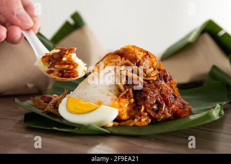 Nasi-Lemak-Packung in Bananenblatt, beliebtes Frühstück in Malaysia Stockfoto