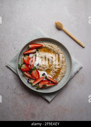 Nahaufnahme einer köstlichen Platte aus Erdbeerbrei auf einem Tisch in der Küche Stockfoto