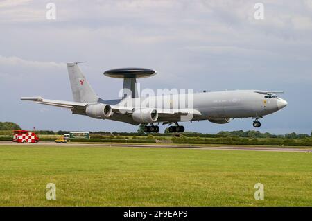 Royal Air Force RAF Boeing E-3 Sentry AWACS-Flugzeug landet in RAF Waddington, Großbritannien. Airborne Early Warning and Control (AEW&C)-Düsenflugzeug mit Schale Stockfoto