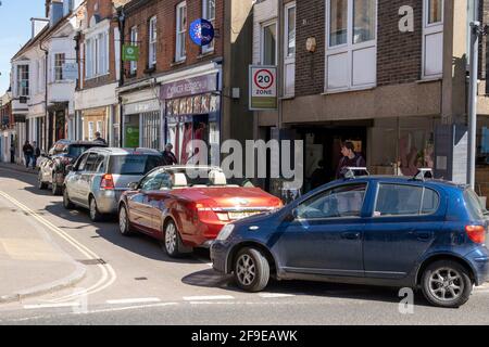 Winchester, Hampshire, England, Großbritannien. 2021. Der Autofahrer blockiert die Pergament Street im Stadtzentrum, wodurch der Verkehr wieder auf das Einbahnstraßen-System übergeht. Stockfoto