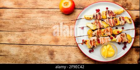 Pute-Schisch-Kebab mit Apfel auf dem ländlichen Holztisch.Platz kopieren Stockfoto