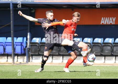 Luton, Großbritannien. April 2021. Tom Cleverley von Watford und Kiernan Dewsbury-Hall von Luton Town fordern den Ball während des Spiels der EFL Sky Bet Championship zwischen Luton Town und Watford in der Kenilworth Road, Luton, England am 17. April 2021. Foto von Ken Sparks. Nur zur redaktionellen Verwendung, Lizenz für kommerzielle Nutzung erforderlich. Keine Verwendung bei Wetten, Spielen oder Veröffentlichungen einzelner Clubs/Vereine/Spieler. Kredit: UK Sports Pics Ltd/Alamy Live Nachrichten Stockfoto