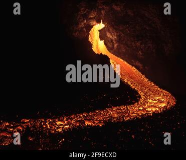 Von oben fließt das Magma des Vulkans in den Form von Lavaflüssen über den Boden in Island Stockfoto