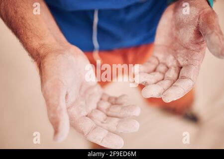 Von oben der Ernte nicht erkennbar männlichen Kletterer mit den Händen in Talkum im modernen Boulderclub Stockfoto