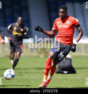 Luton, Großbritannien. April 2021. Elijah Adebayo aus Luton Town in Aktion beim Spiel der EFL Sky Bet Championship zwischen Luton Town und Watford in der Kenilworth Road, Luton, England, am 17. April 2021. Foto von Ken Sparks. Nur zur redaktionellen Verwendung, Lizenz für kommerzielle Nutzung erforderlich. Keine Verwendung bei Wetten, Spielen oder Veröffentlichungen einzelner Clubs/Vereine/Spieler. Kredit: UK Sports Pics Ltd/Alamy Live Nachrichten Stockfoto