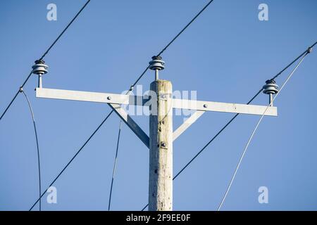 Stromversorgung Netzanschluss aus nächster Nähe, Freileitungen gegen blauen Himmel, Großbritannien Stockfoto