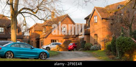 Sackgasse mit modernen Neubauten in ländlicher oder vorstädtischer Entwicklung, Großbritannien Stockfoto