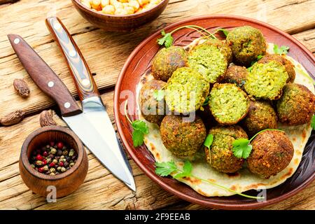 Frittierte Falafel-Kugeln aus gehackten Hülsenfrüchten oder Kichererbsen Stockfoto