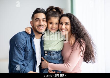 Porträt Eines Glücklichen Nahen Ostens Familie Von Drei Zusammen Posieren Zu Hause Stockfoto