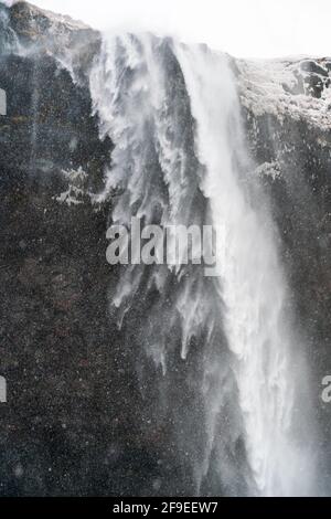 Erstaunlicher Wasserfall in Island namens Seljalandfoss. Es ist riesig und hart Streaming. Es ist ein berühmtes Naturdenkmal in Island im Winter. Stockfoto