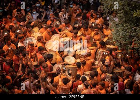 Die Messe der Menschen mit Zinnoberfarbe während des Sindoor Jatra Festivals in Nagadesh Thimi, Bhaktapur, Nepal - 15. April 2021. Stockfoto