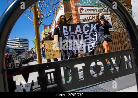 Reno, Usa. April 2021. Demonstranten mit der BLM-Flagge während des marsches.Demonstranten versammeln sich zum marsch in Solidarität mit anderen BLM-Demonstranten (Black Lives Matter) im ganzen Land. Während die Gruppe von einigen, die sie vorbeikamen, in Gefechtet wurde, blieb der marsch friedlich. (Foto von Ty O'Neil/SOPA Images/Sipa USA) Quelle: SIPA USA/Alamy Live News Stockfoto