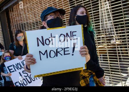 Reno, Usa. April 2021. Ein Protestor hält ein Plakat mit der Aufschrift „nicht mehr!“ Während des marsches versammeln sich Demonstranten, um solidarisch mit anderen Demonstranten der BLM (Black Lives Matter) im ganzen Land zu marschieren. Während die Gruppe von einigen, die sie vorbeikamen, in Gefechtet wurde, blieb der marsch friedlich. (Foto von Ty O'Neil/SOPA Images/Sipa USA) Quelle: SIPA USA/Alamy Live News Stockfoto