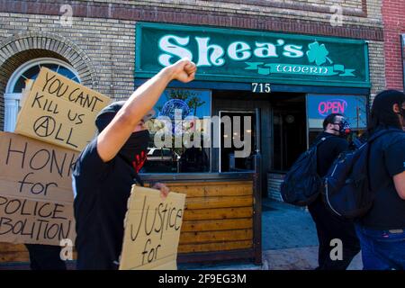 Reno, Usa. April 2021. Ein Protestierender protestiert während des marsches.Demonstranten versammeln sich zum marsch in Solidarität mit anderen Demonstranten der BLM (Black Lives Matter) im ganzen Land. Während die Gruppe von einigen, die sie vorbeikamen, in Gefechtet wurde, blieb der marsch friedlich. (Foto von Ty O'Neil/SOPA Images/Sipa USA) Quelle: SIPA USA/Alamy Live News Stockfoto