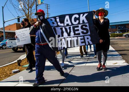 Reno, Usa. April 2021. Demonstranten mit der BLM-Flagge während des marsches.Demonstranten versammeln sich zum marsch in Solidarität mit anderen BLM-Demonstranten (Black Lives Matter) im ganzen Land. Während die Gruppe von einigen, die sie vorbeikamen, in Gefechtet wurde, blieb der marsch friedlich. (Foto von Ty O'Neil/SOPA Images/Sipa USA) Quelle: SIPA USA/Alamy Live News Stockfoto