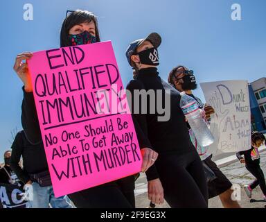 Reno, Usa. April 2021. Eine Protesterin, die während des marsches ein Plakat mit ihrer Meinung hält.Demonstranten versammeln sich zum marsch in Solidarität mit anderen Demonstranten der BLM (Black Lives Matter) im ganzen Land. Während die Gruppe von einigen, die sie vorbeikamen, in Gefechtet wurde, blieb der marsch friedlich. (Foto von Ty O'Neil/SOPA Images/Sipa USA) Quelle: SIPA USA/Alamy Live News Stockfoto