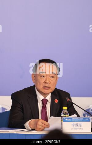 (210418) -- BOAO, 18. April 2021 (Xinhua) -- Li Baodong, Generalsekretär des Boao Forum for Asia (BFA), spricht auf einer Pressekonferenz der BFA-Jahreskonferenz 2021 in Boao, der südchinesischen Provinz Hainan, am 18. April 2021. Die jährliche Konferenz der BFA findet vom 18. Bis 21. April in der südchinesischen Inselprovinz Hainan statt. Die diesjährige jährliche Konferenz wird hauptsächlich offline stattfinden, wobei Online-Funktionen als Teil der laufenden COVID-19-Prävention und -Kontrolle hinzugefügt werden, wobei mehr als 2,600 Delegierte persönlich teilnehmen werden, was sie zur weltweit ersten großen internationalen Konferenz macht Stockfoto