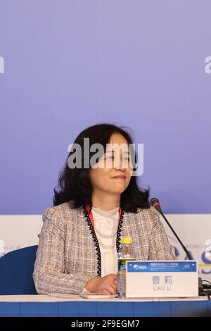 (210418) -- BOAO, 18. April 2021 (Xinhua) -- Cao Li, Vizepräsident der Boao Forum for Asia (BFA) Akademie, spricht auf einer Pressekonferenz der BFA-Jahreskonferenz 2021 in Boao, der südchinesischen Provinz Hainan, am 18. April 2021. Die jährliche Konferenz der BFA findet vom 18. Bis 21. April in der südchinesischen Inselprovinz Hainan statt. Die diesjährige jährliche Konferenz wird hauptsächlich offline stattfinden, wobei Online-Funktionen im Rahmen der laufenden COVID-19-Prävention und -Kontrolle hinzugefügt werden. Es wird erwartet, dass mehr als 2,600 Delegierte persönlich teilnehmen werden, was sie zum weltweit ersten großen internationalen Kontra macht Stockfoto