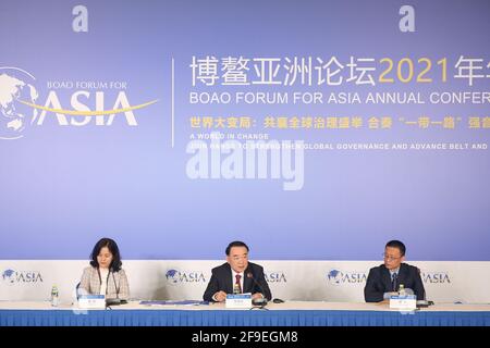 (210418) -- BOAO, 18. April 2021 (Xinhua) -- das Foto vom 18. April 2021 zeigt die Pressekonferenz der Jahreskonferenz des Boao Forum for Asia (BFA) 2021 und den Start der Jahresberichte in Boao, der südchinesischen Provinz Hainan. Die jährliche Konferenz der BFA findet vom 18. Bis 21. April in der südchinesischen Inselprovinz Hainan statt. Die diesjährige jährliche Konferenz wird hauptsächlich offline stattfinden, wobei Online-Funktionen im Rahmen der laufenden COVID-19-Prävention und -Kontrolle hinzugefügt werden. Es wird erwartet, dass mehr als 2,600 Delegierte persönlich teilnehmen werden, was sie zur weltweit ersten großen internationalen Konferenz macht Stockfoto