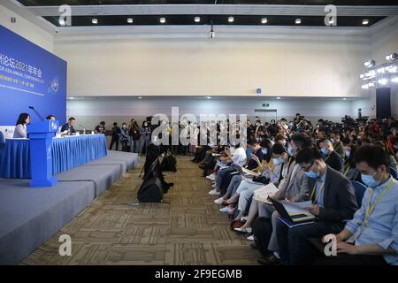 (210418) -- BOAO, 18. April 2021 (Xinhua) -- das Foto vom 18. April 2021 zeigt die Pressekonferenz der Jahreskonferenz des Boao Forum for Asia (BFA) 2021 und den Start der Jahresberichte in Boao, der südchinesischen Provinz Hainan. Die jährliche Konferenz der BFA findet vom 18. Bis 21. April in der südchinesischen Inselprovinz Hainan statt. Die diesjährige jährliche Konferenz wird hauptsächlich offline stattfinden, wobei Online-Funktionen im Rahmen der laufenden COVID-19-Prävention und -Kontrolle hinzugefügt werden. Es wird erwartet, dass mehr als 2,600 Delegierte persönlich teilnehmen werden, was sie zur weltweit ersten großen internationalen Konferenz macht Stockfoto